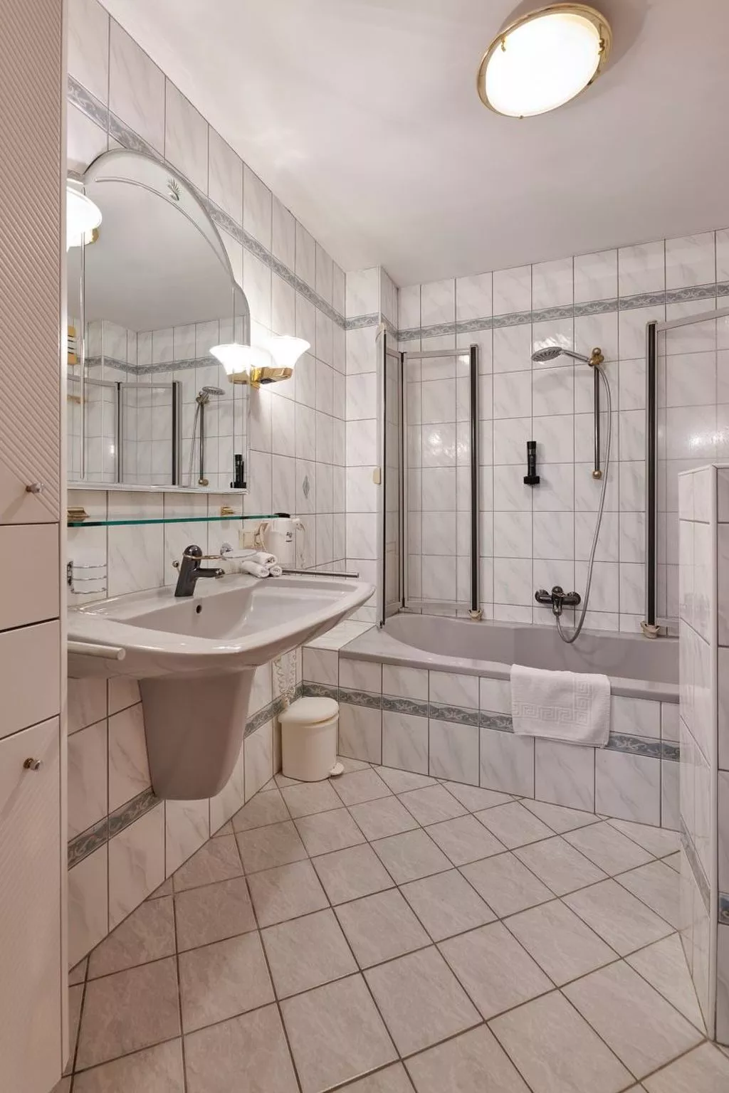 DAS BURGENNEST - Drinnen