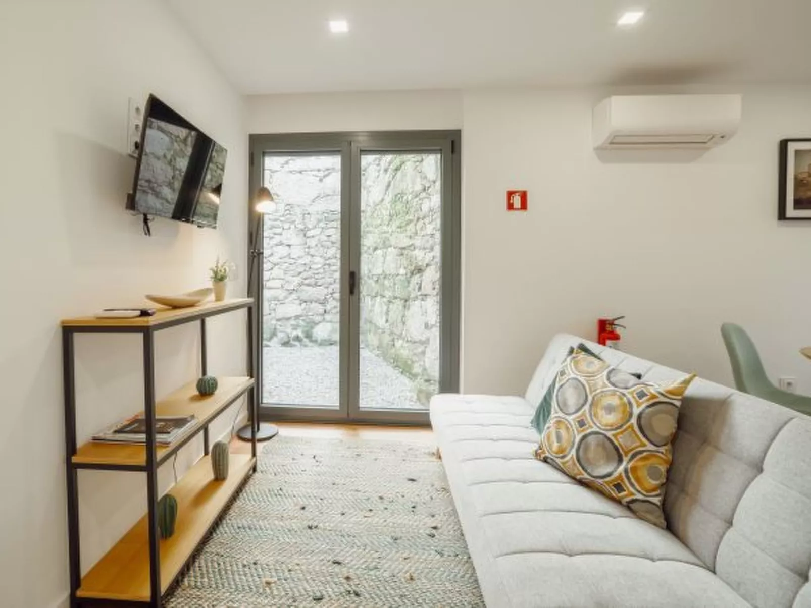 COURTYARD OPORTO DESIGN APARTMENT L WITH TERRACE - Inside