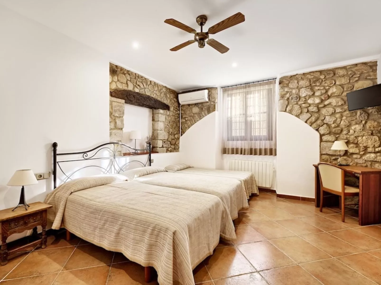 Landhaus, 8 Zimmer mit Bad, Schwimmbad, Tennis - Drinnen