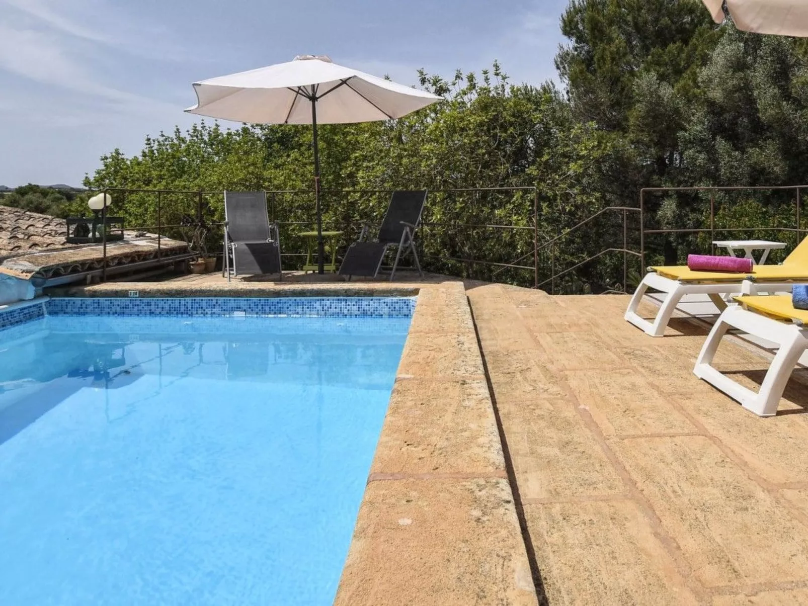 MONTSERRAT  ( SON PERETO ) - Draußen