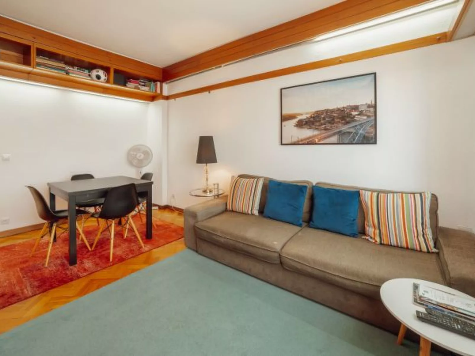 DOWNTOWN CLASSIC WITH TERRACE by VACATIONY - Drinnen