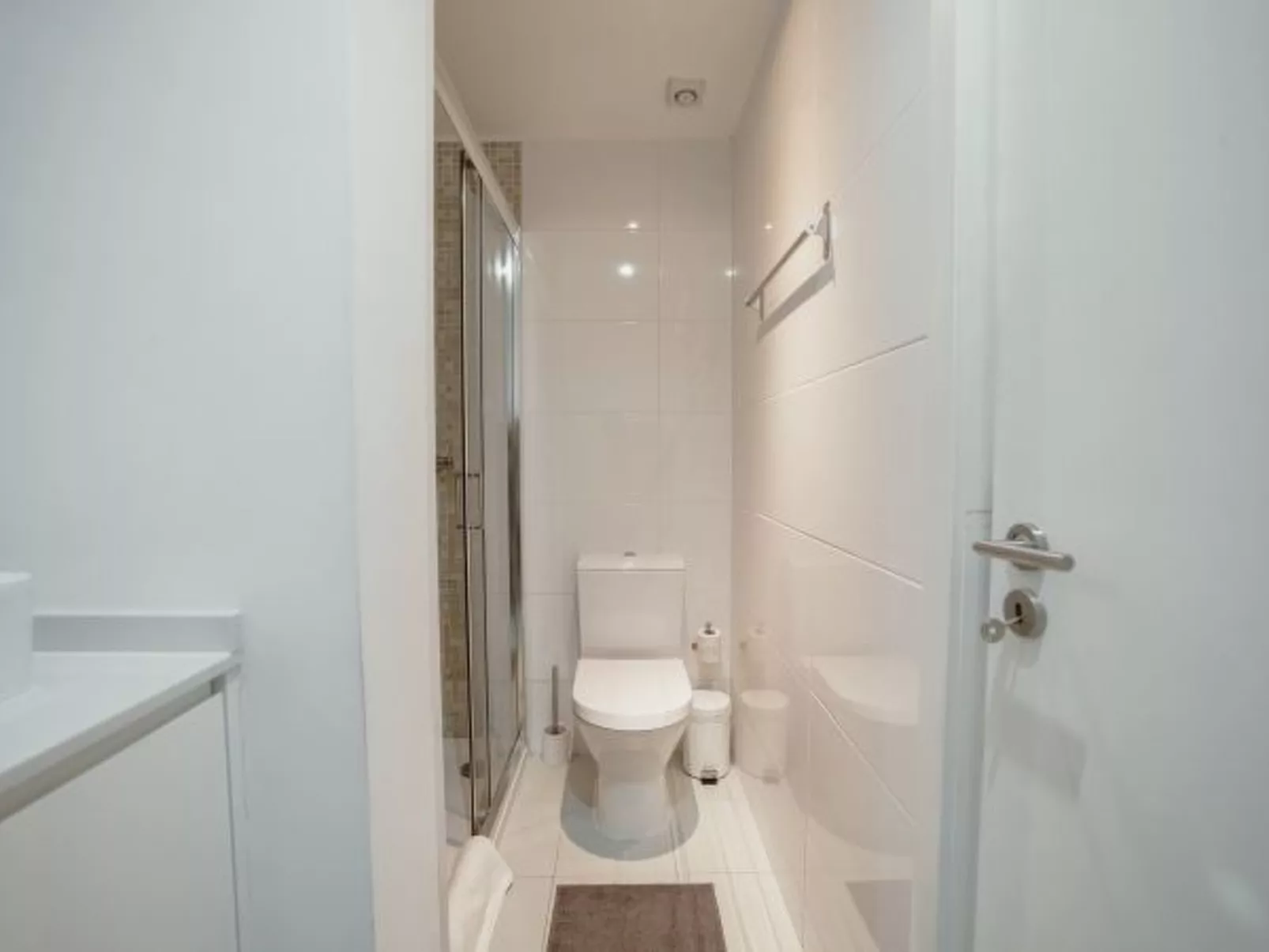 DOWNTOWN STYLISH APARTMENT & GARAGE by VACATIONY - Dedans