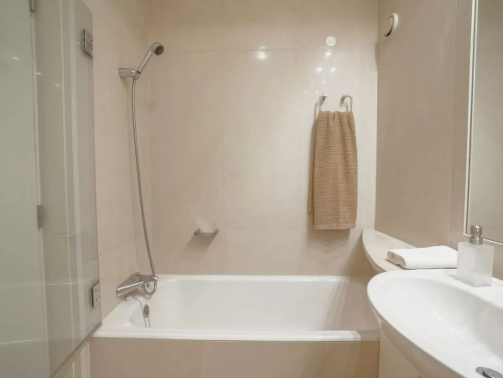 GRAND BOTANIC GARDEN APARTMENT by VACATIONY - Inside