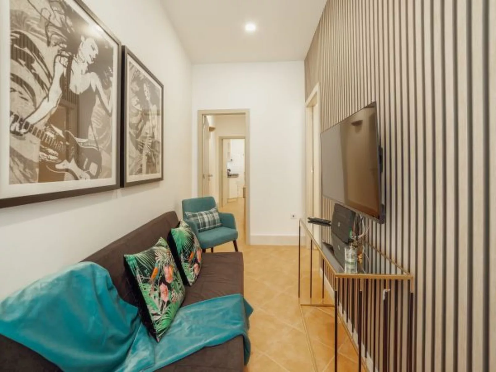 CITY CENTER COMFORT APARTMENT A by VACATIONY - Inside
