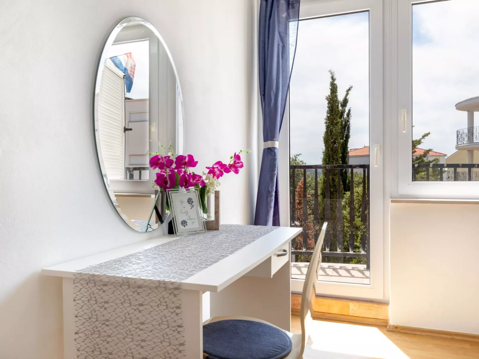 "Maya Z" mit Blick auf das Wasser - Dedans