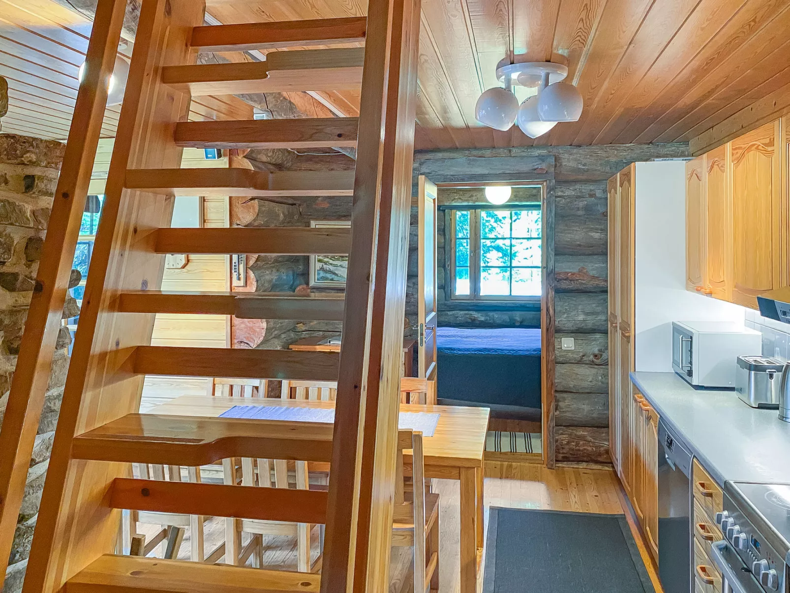 Kuusi-ruka 6 - Inside