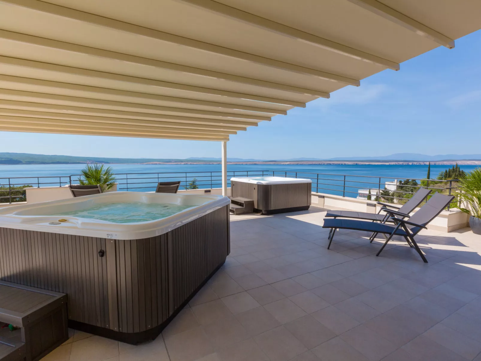 Domino Restaurant 4 / HR-09502-04 - Outside