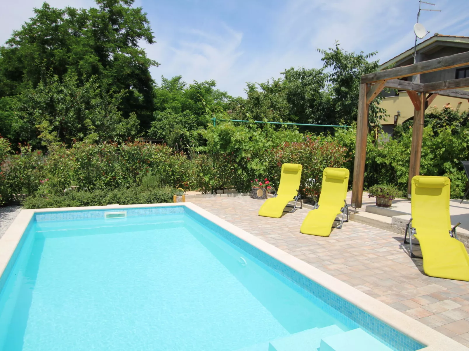 Apartment Green Garden / HR-11058-01 - Image-tags.info