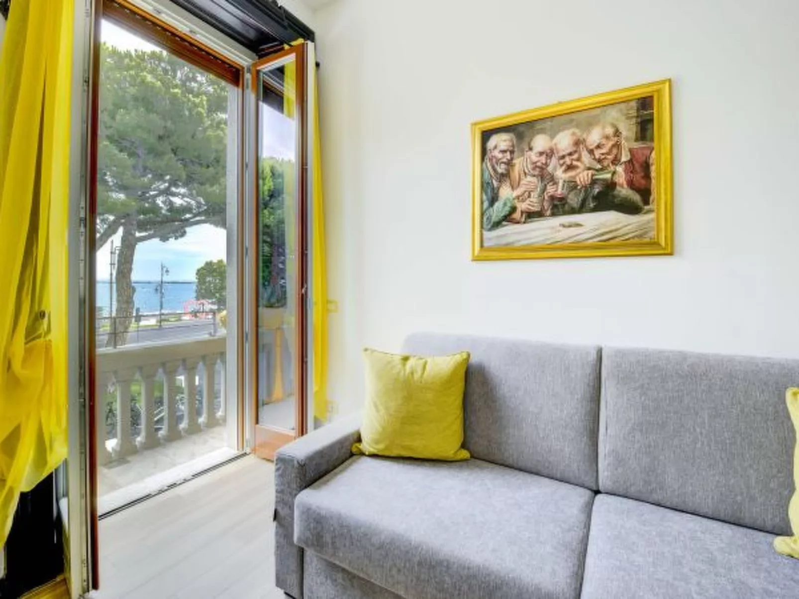 Desenzanoloft Palazzo Visconti-Collo Lungo Giallo - Image-tags.info