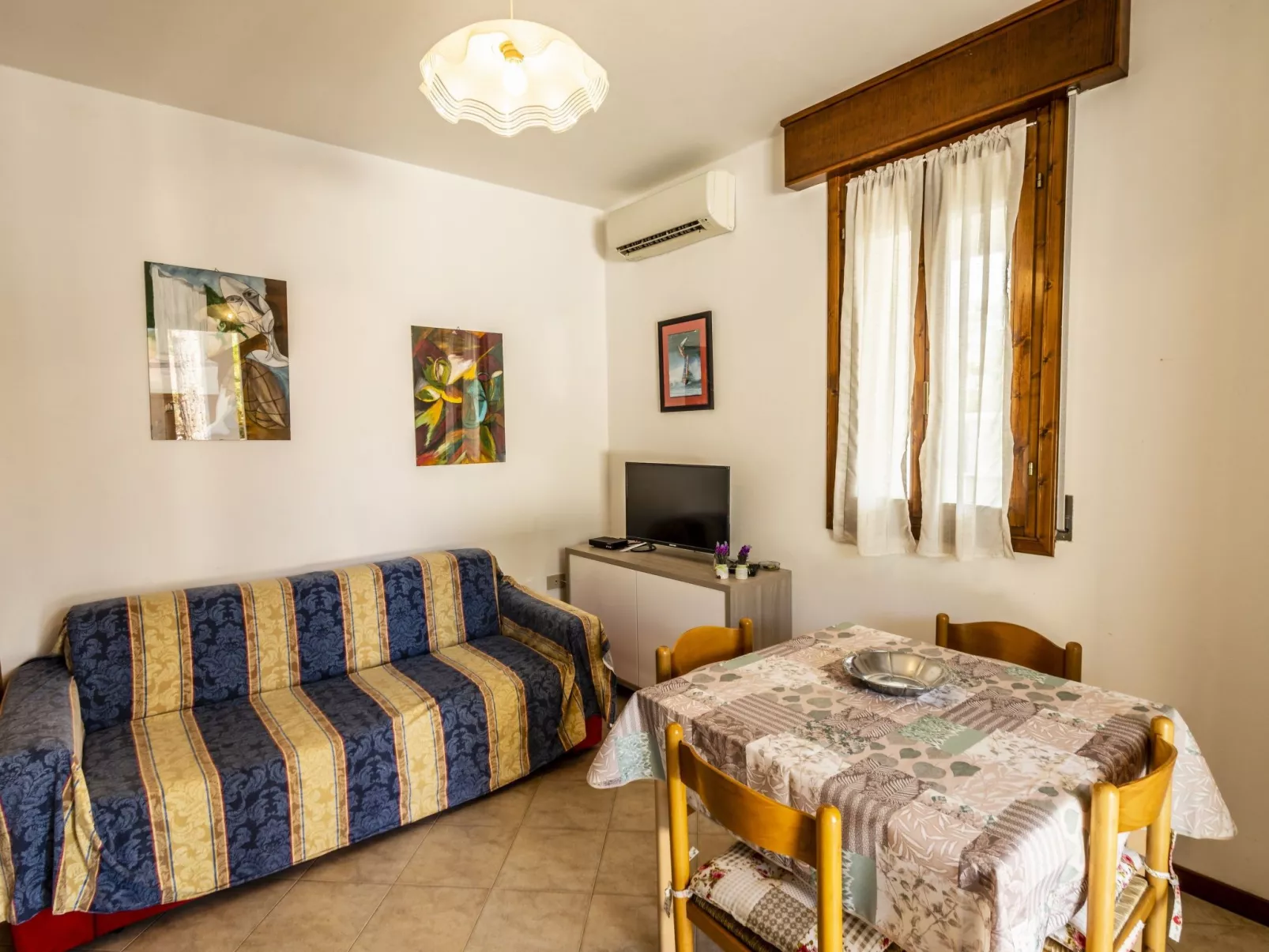 Eckhaus in Lido Di Volano, großer Innenhof, Grillplatz - Dedans