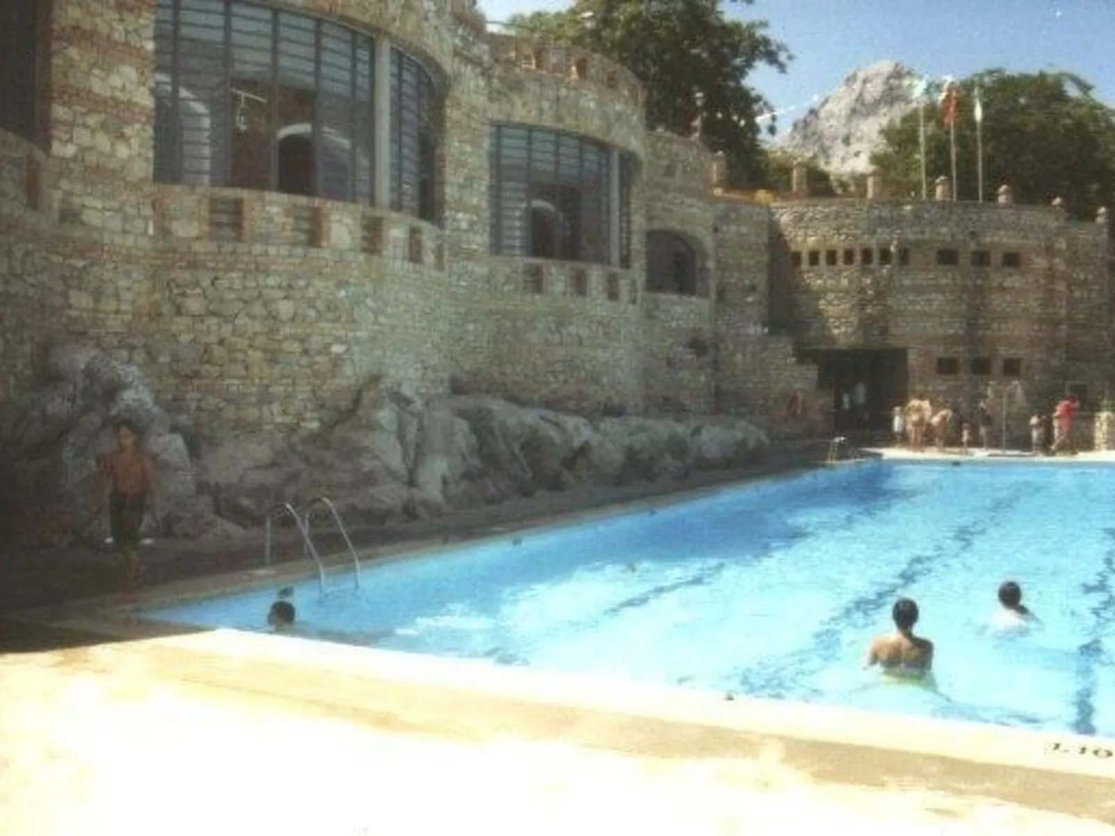 Mit Terrasse in der Nähe eines Wasserfalls - Draußen
