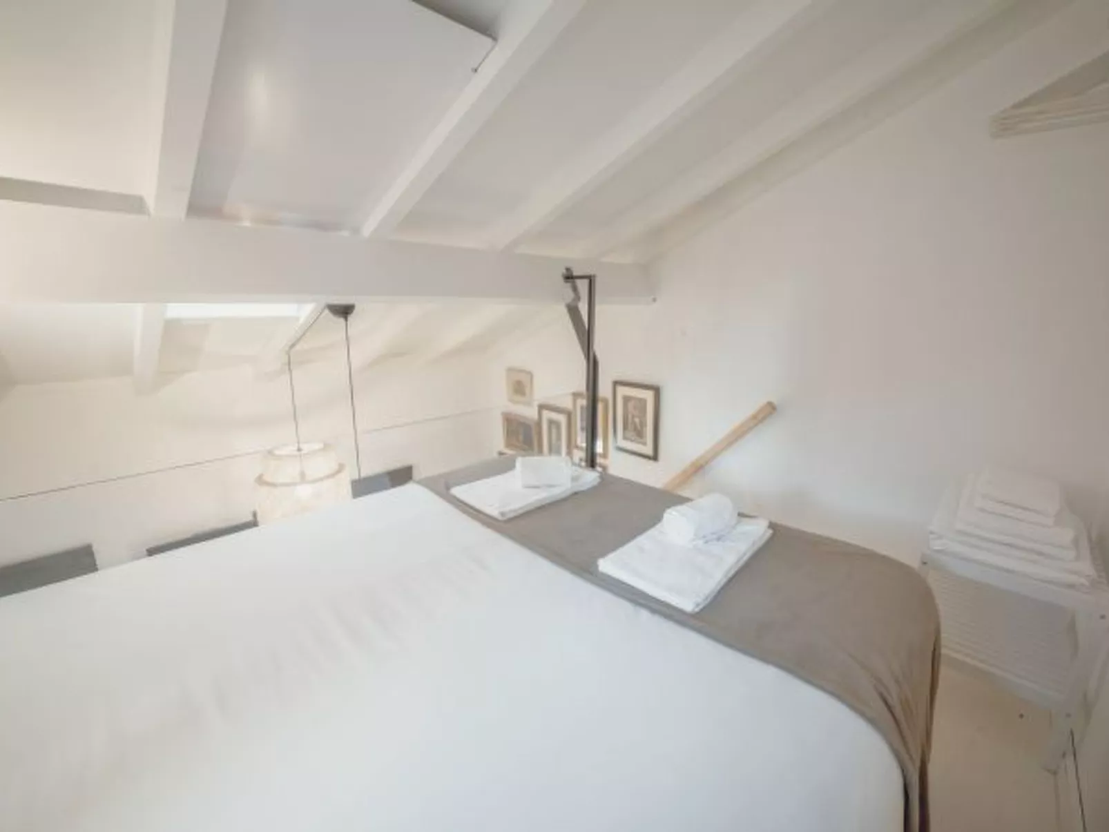 MEZZANINE STYLISH APARTMENT H by VACATIONY - Inside