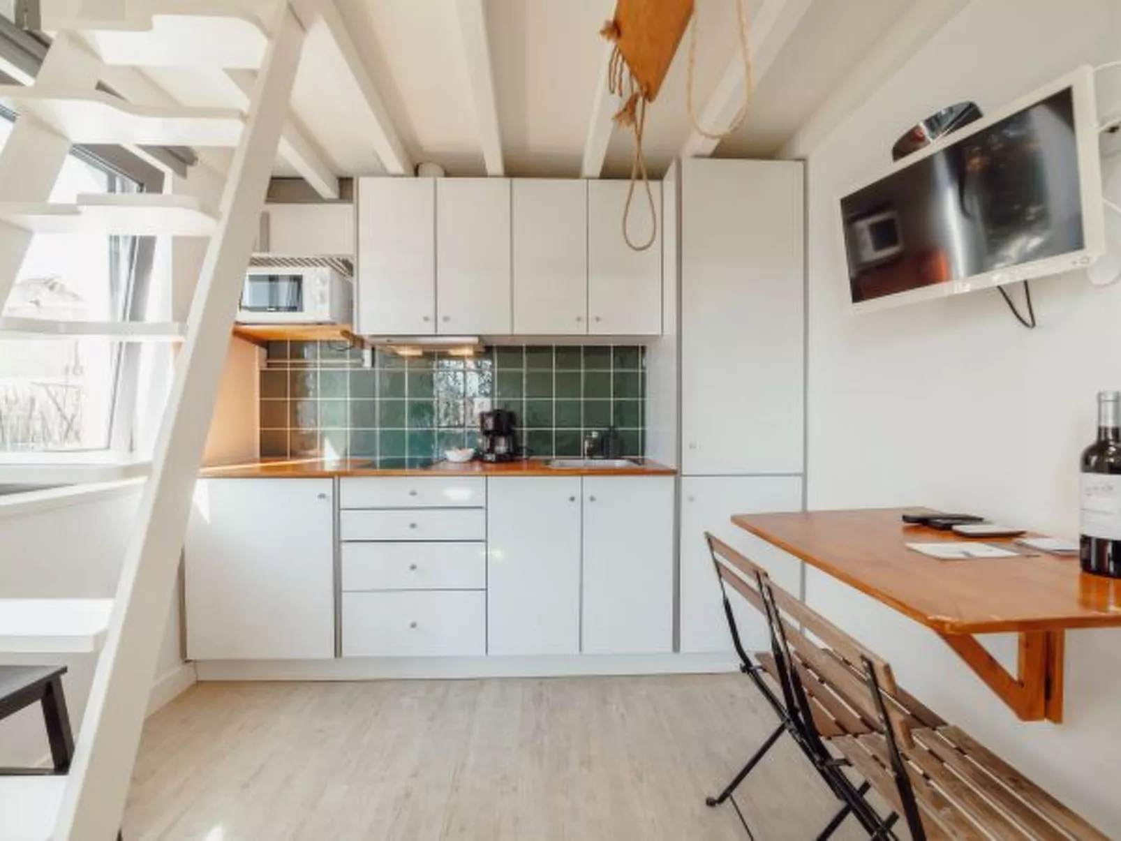 MEZZANINE STYLISH APARTMENT P by VACATIONY - Inside