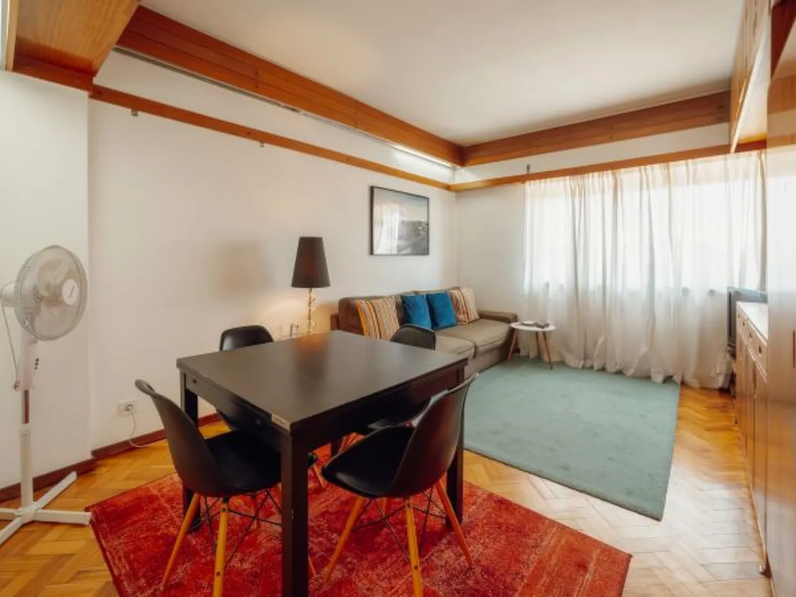 DOWNTOWN CLASSIC WITH TERRACE by VACATIONY - Drinnen