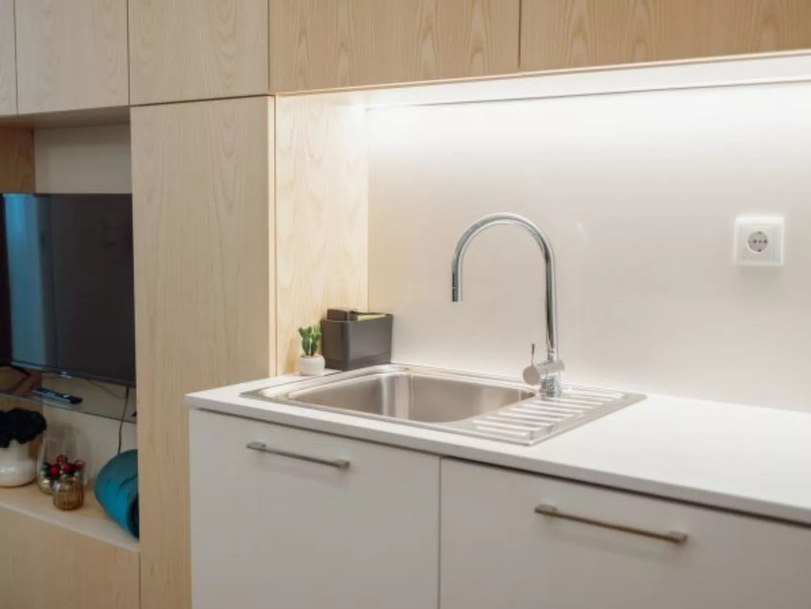 HOME WITH A POOL by VACATIONY - Drinnen