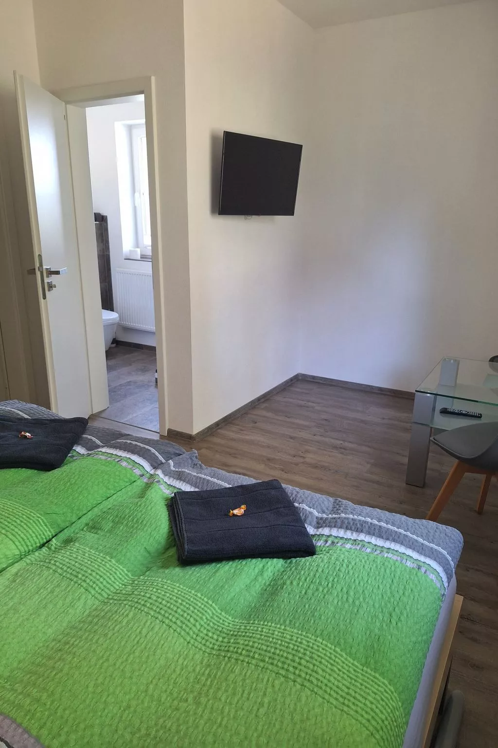 Gästezimmer mit Blick auf die Berge - Drinnen