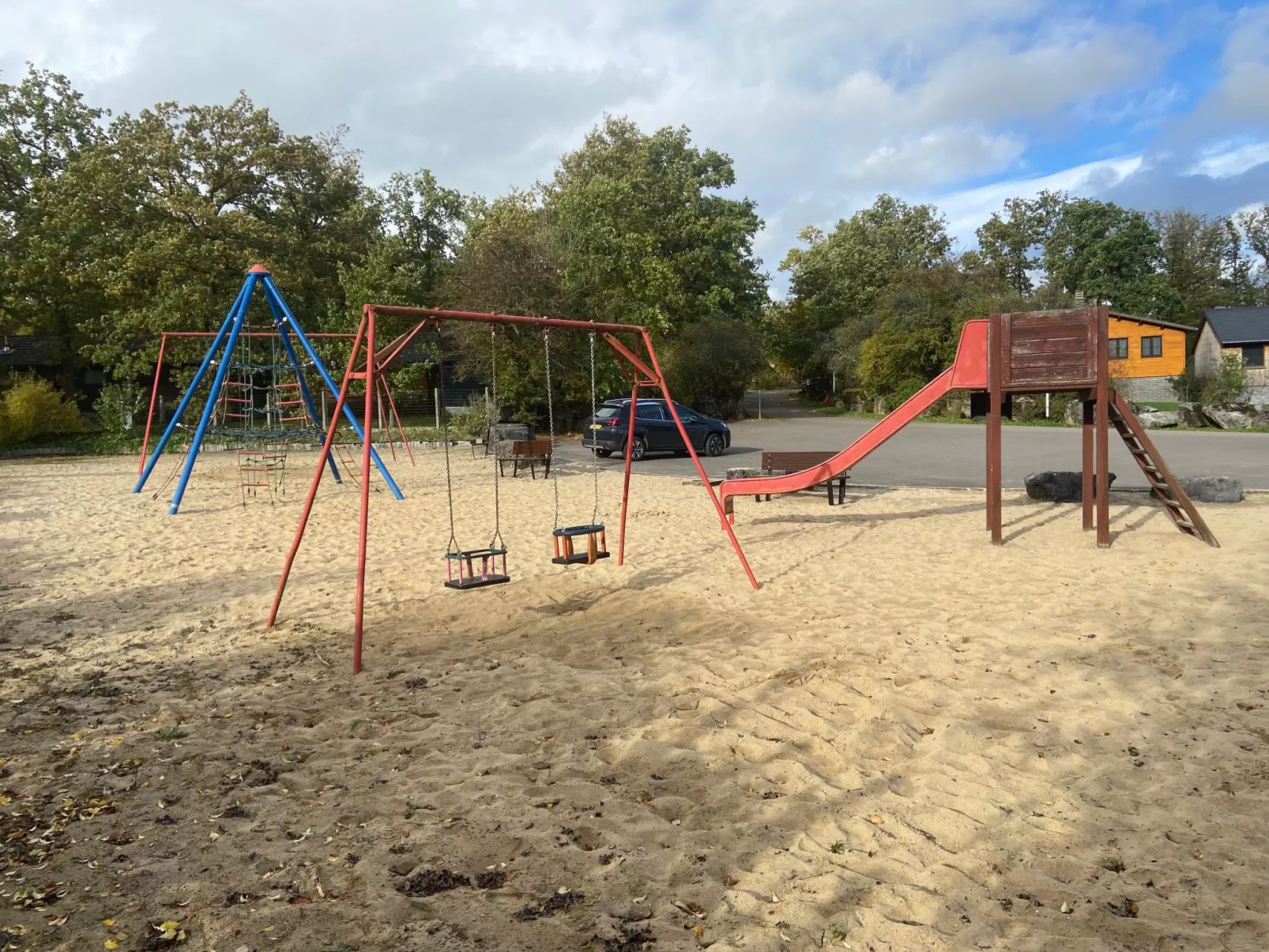 Modernes Chalet für 4 Personen in einem Waldpark - Image-tags.info