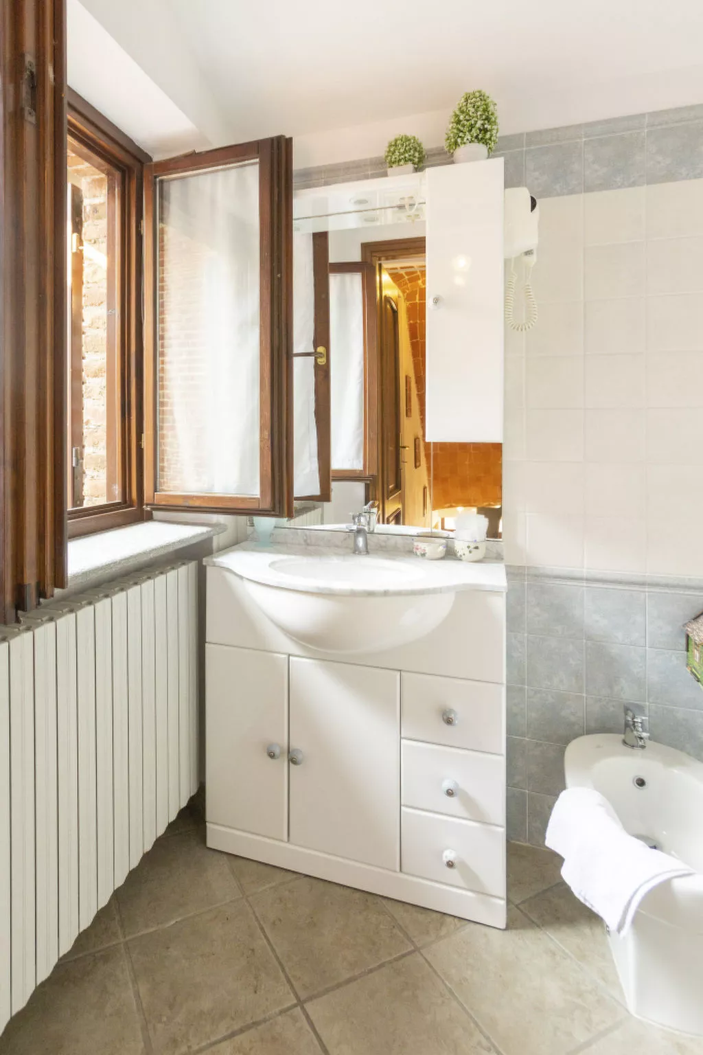 In Azzano D'asti mit Kleiner Terrasse - Image-tags.info