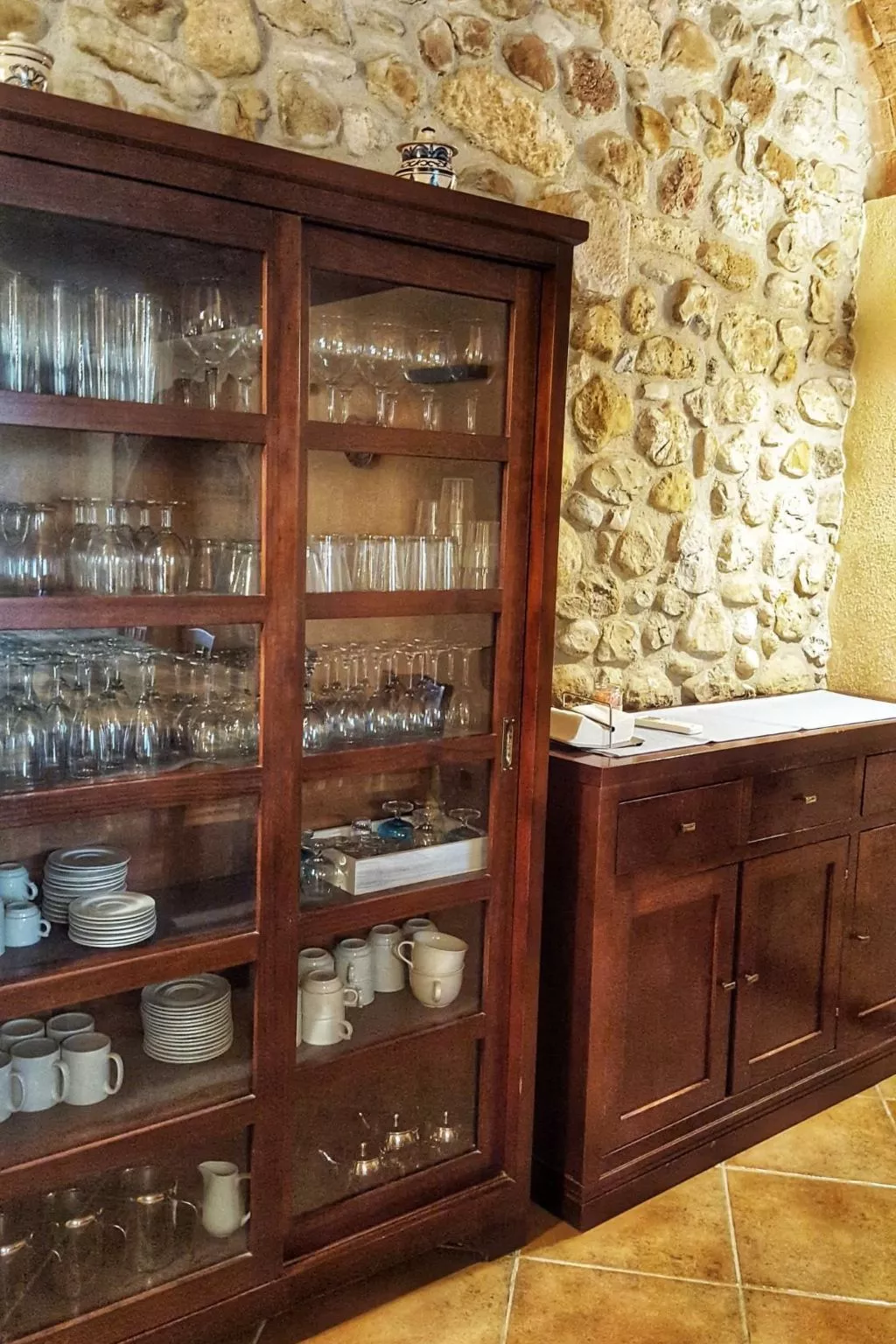 Landhaus, 8 Zimmer mit Bad, Schwimmbad, Tennis - Drinnen