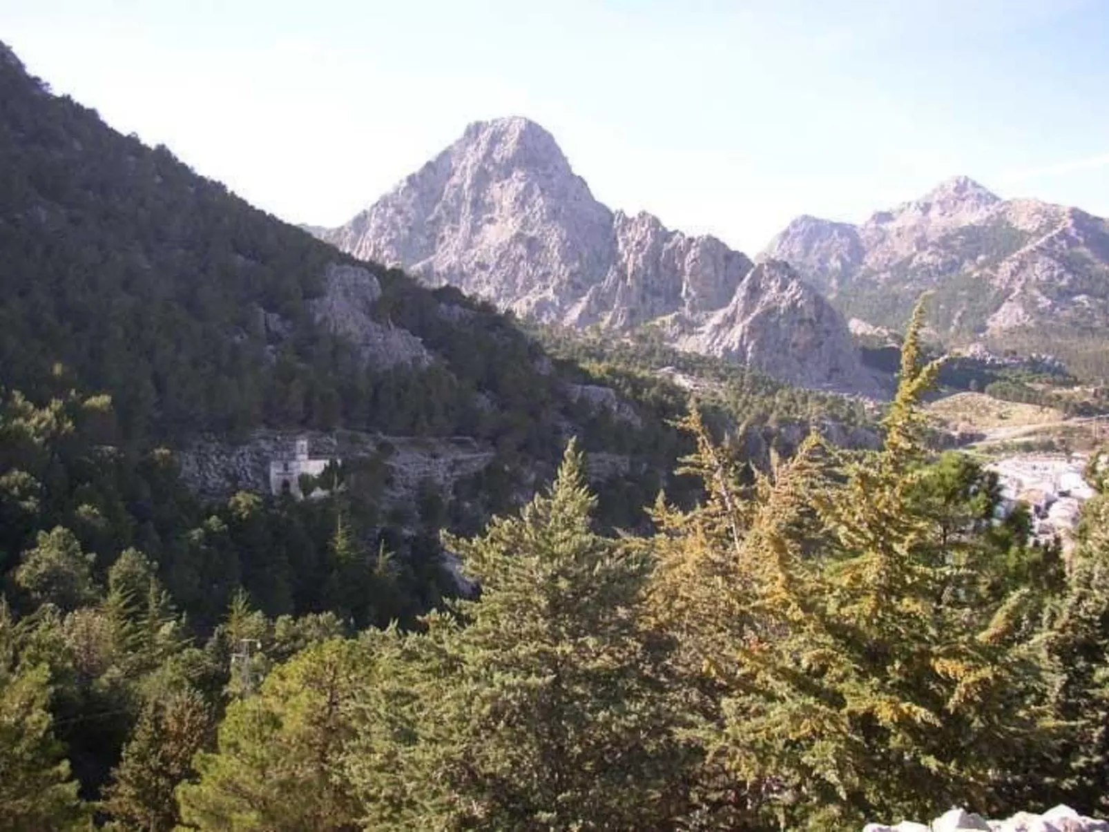 Mit Terrasse in der Nähe eines Wasserfalls - Draußen