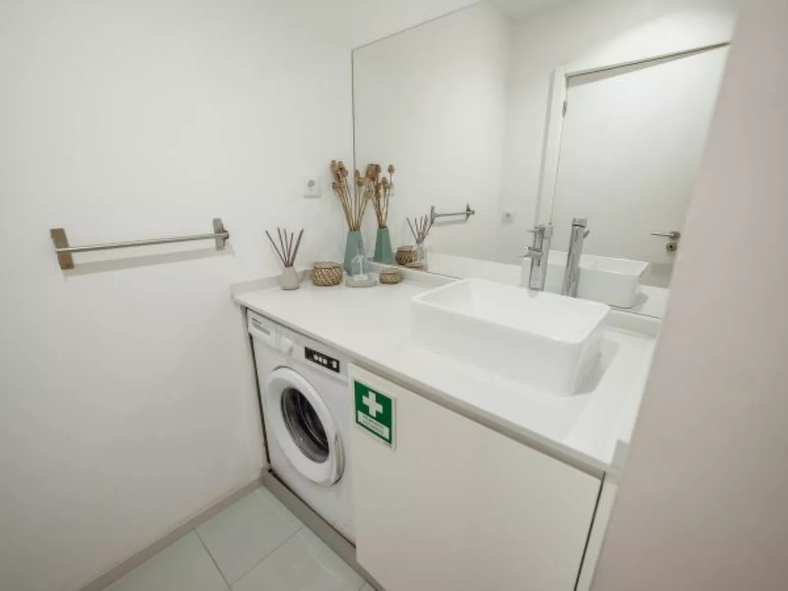 DOWNTOWN STYLISH APARTMENT & GARAGE by VACATIONY - Dedans