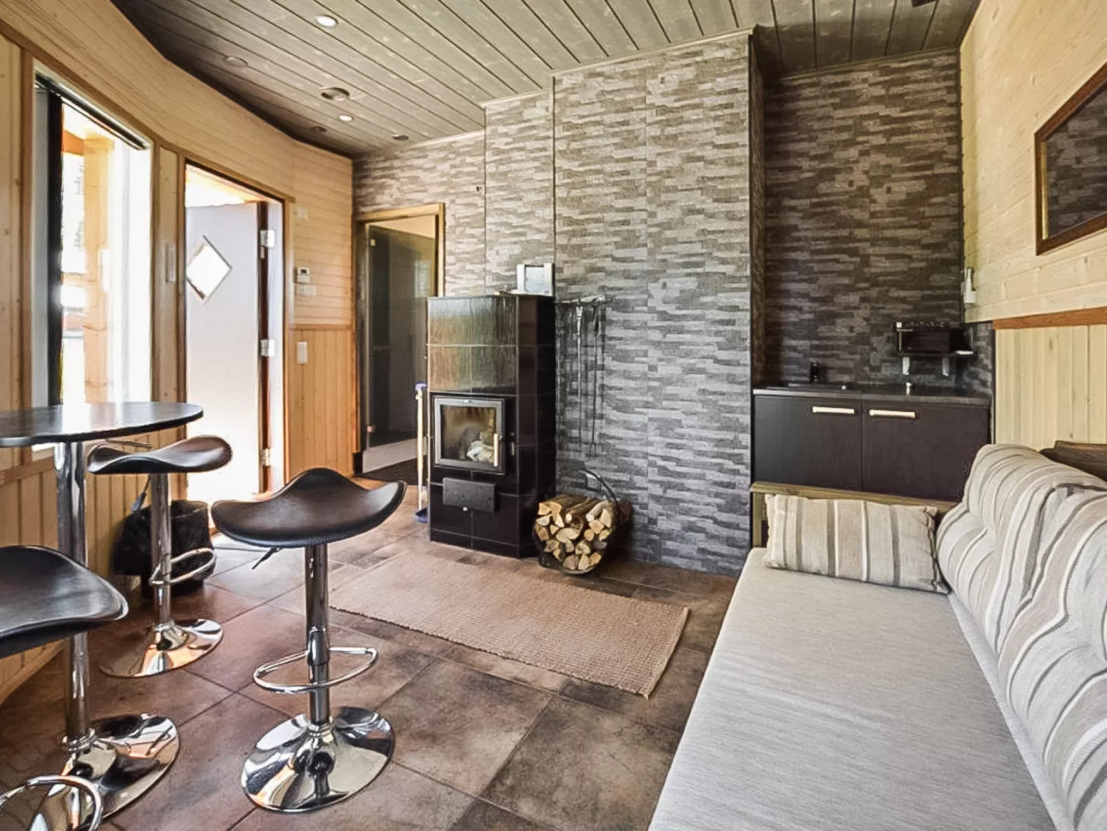 Lepovalkeinen - Drinnen