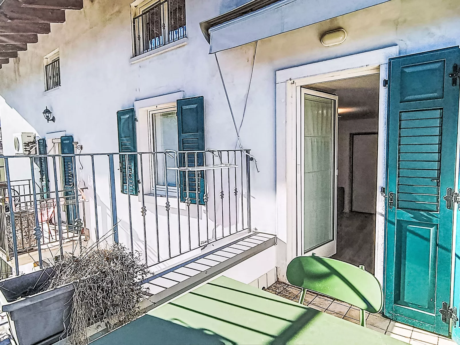 Tra gli Ulivi - Dehors