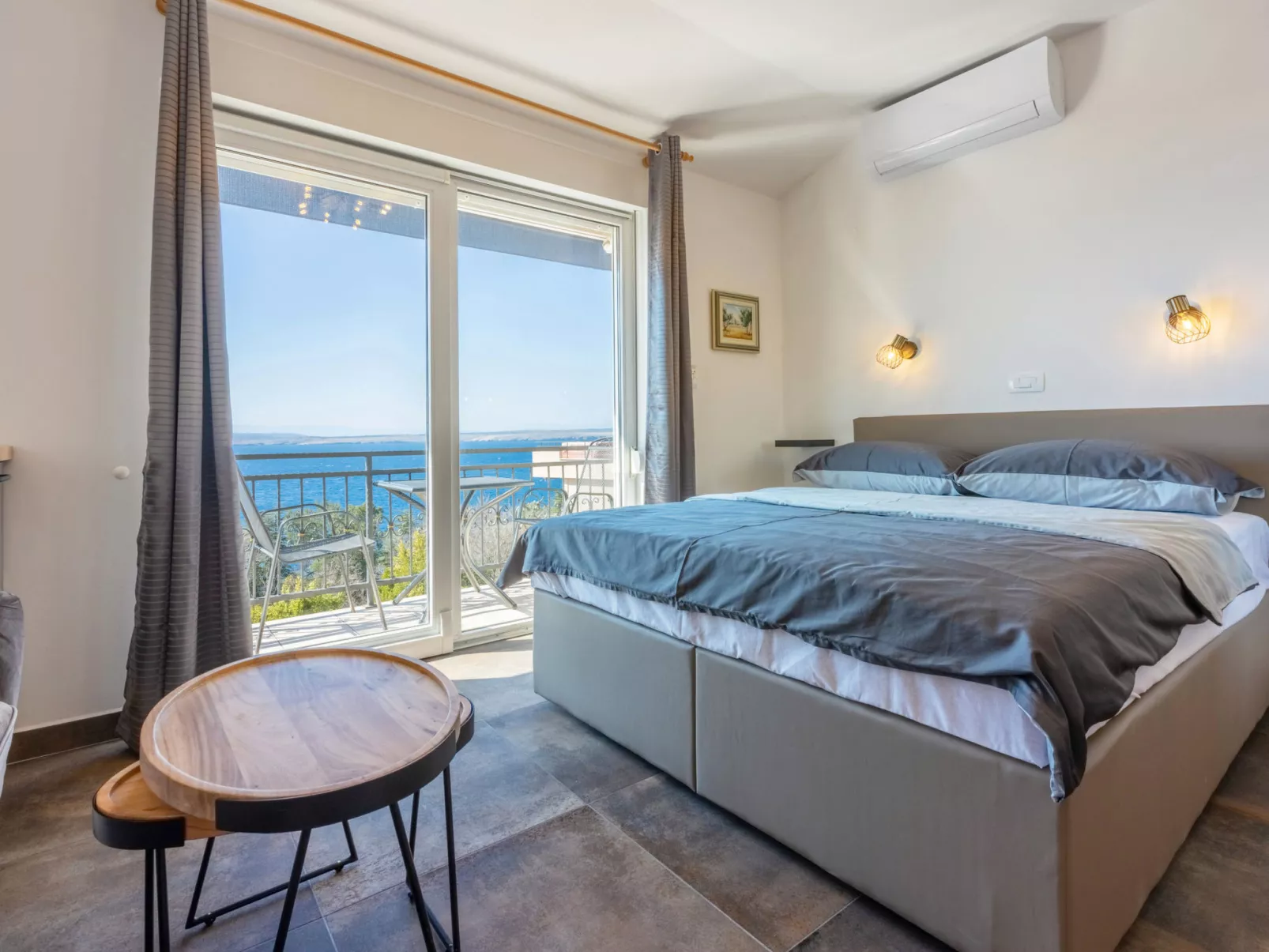 Domino Restaurant 4 / HR-09502-04 - Inside