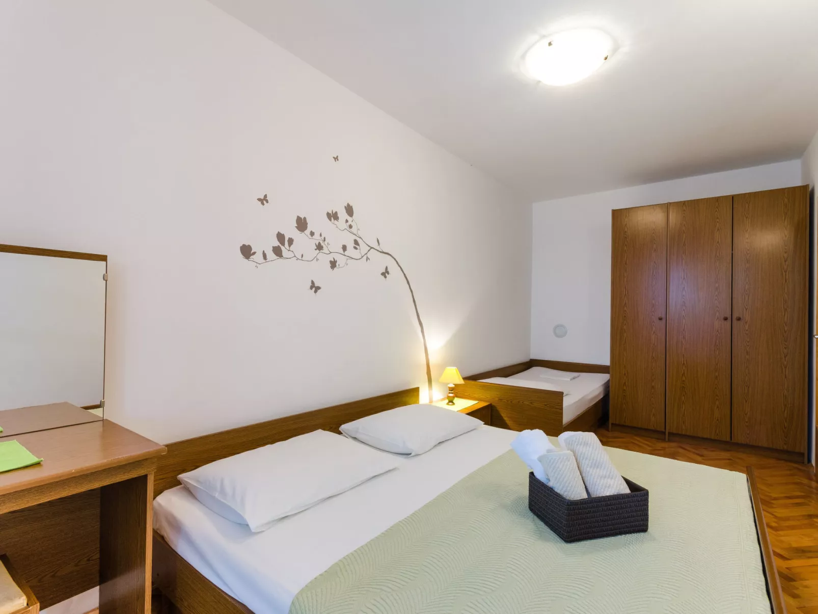 BRUKETA 3 / HR-08079-03 - Drinnen