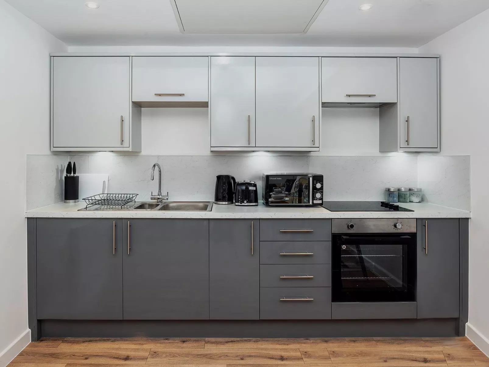 Brandneue, zentrale 2-Zimmer-Wohnung für 6 Gäste - Dedans