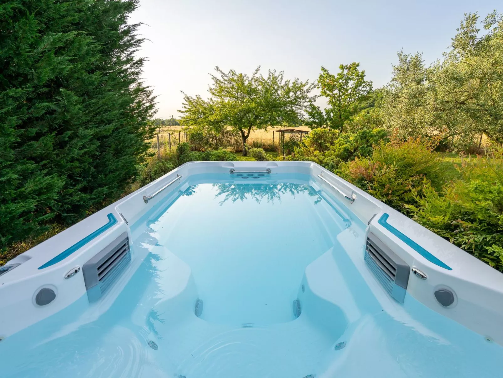 Zimmer mit Bad in einer Einrichtung mit Wellness-Center - Image-tags.info