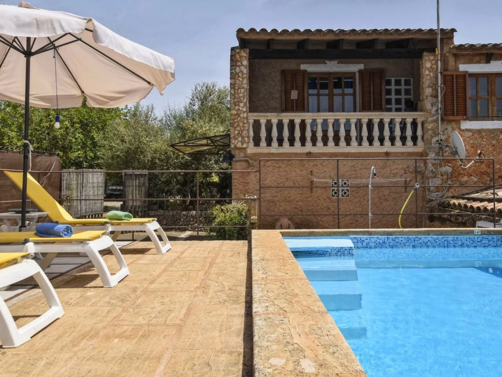 MONTSERRAT  ( SON PERETO ) - Draußen