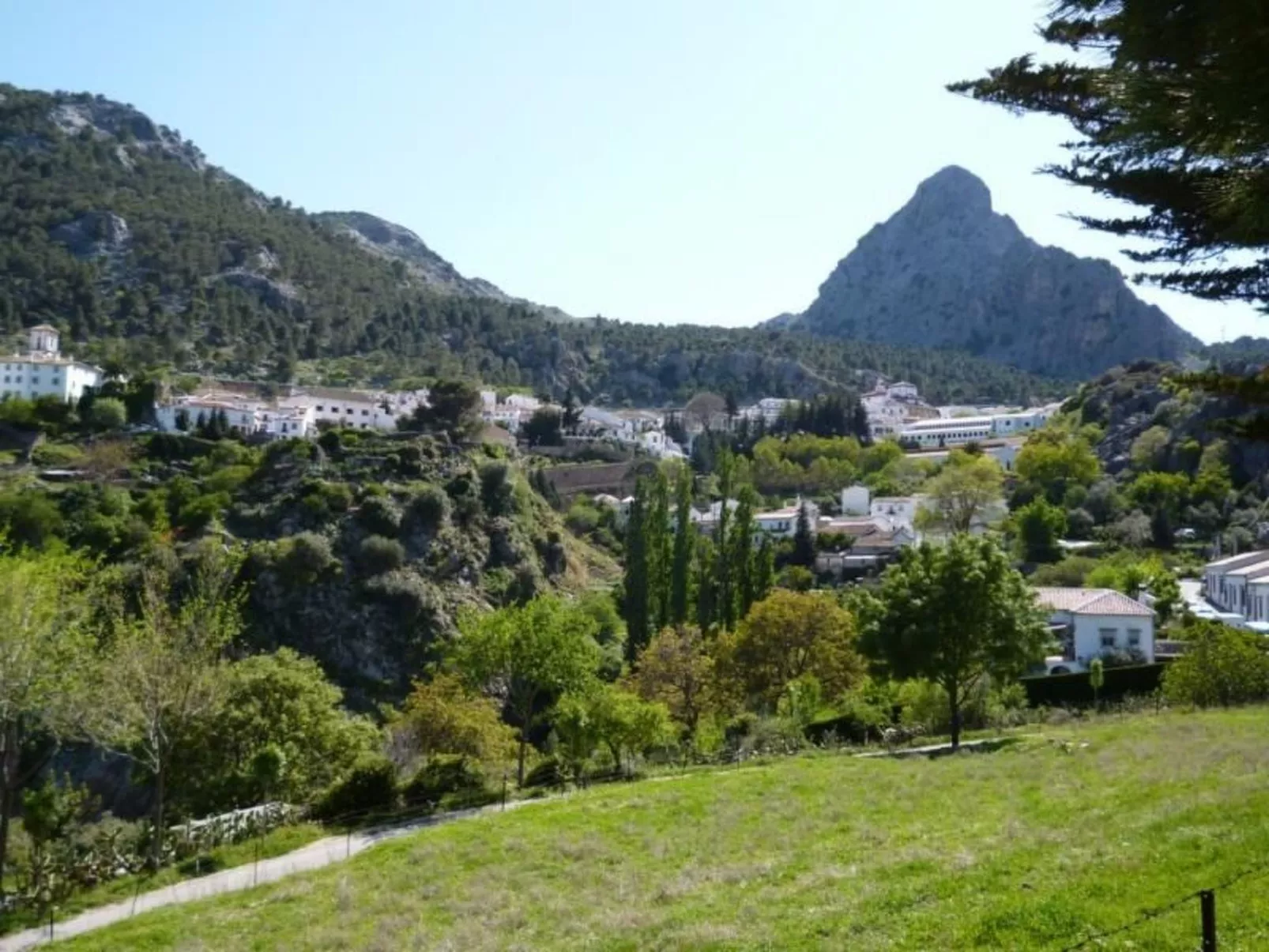 Mit Terrasse in der Nähe eines Wasserfalls - Draußen