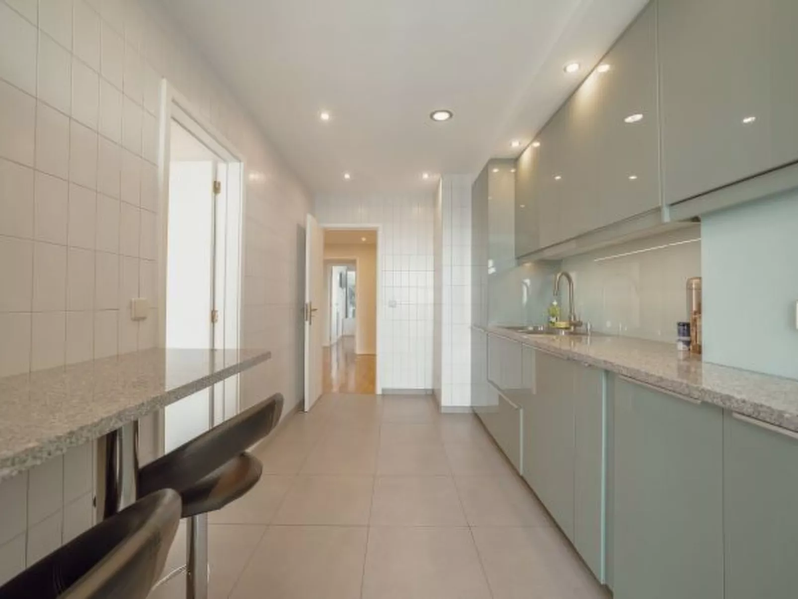 DOWNTOWN GRAND TOWER VIEW by VACATIONY - Inside