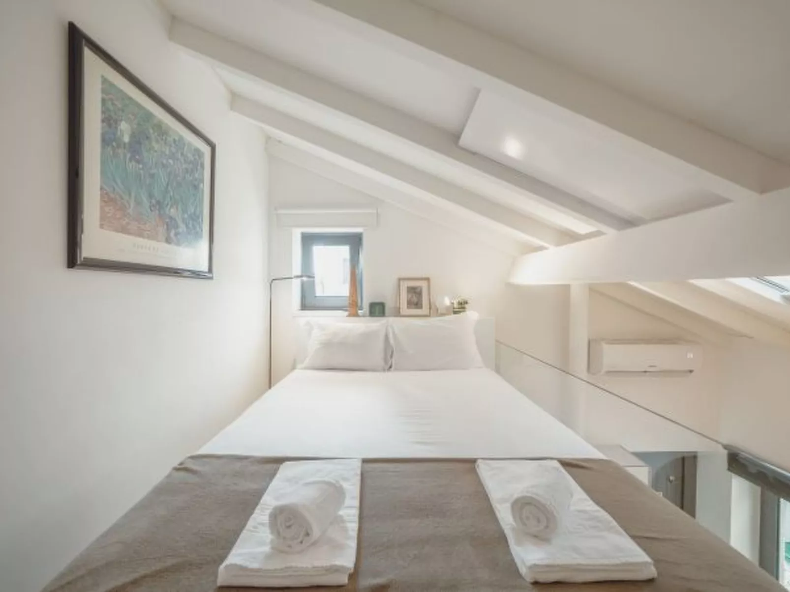 MEZZANINE STYLISH APARTMENT H by VACATIONY - Inside