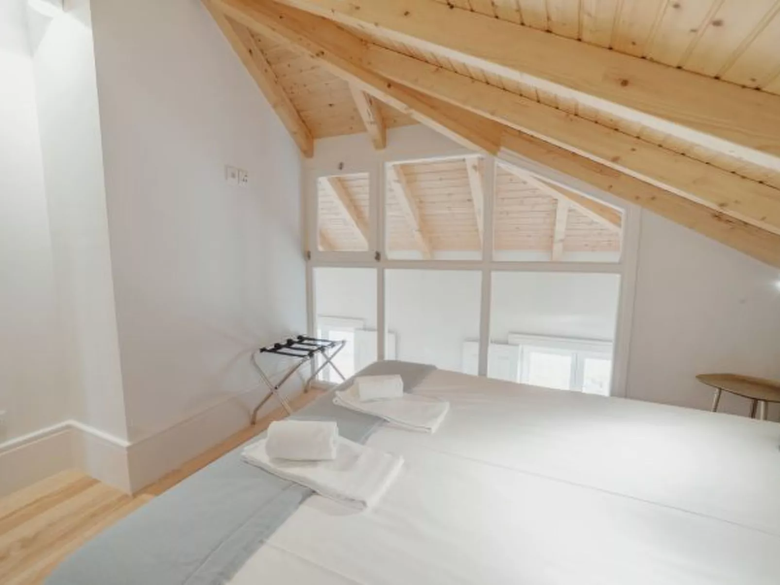 DOWNTOWN CLERIGOS with RIVER VIEW by VACATIONY - Inside