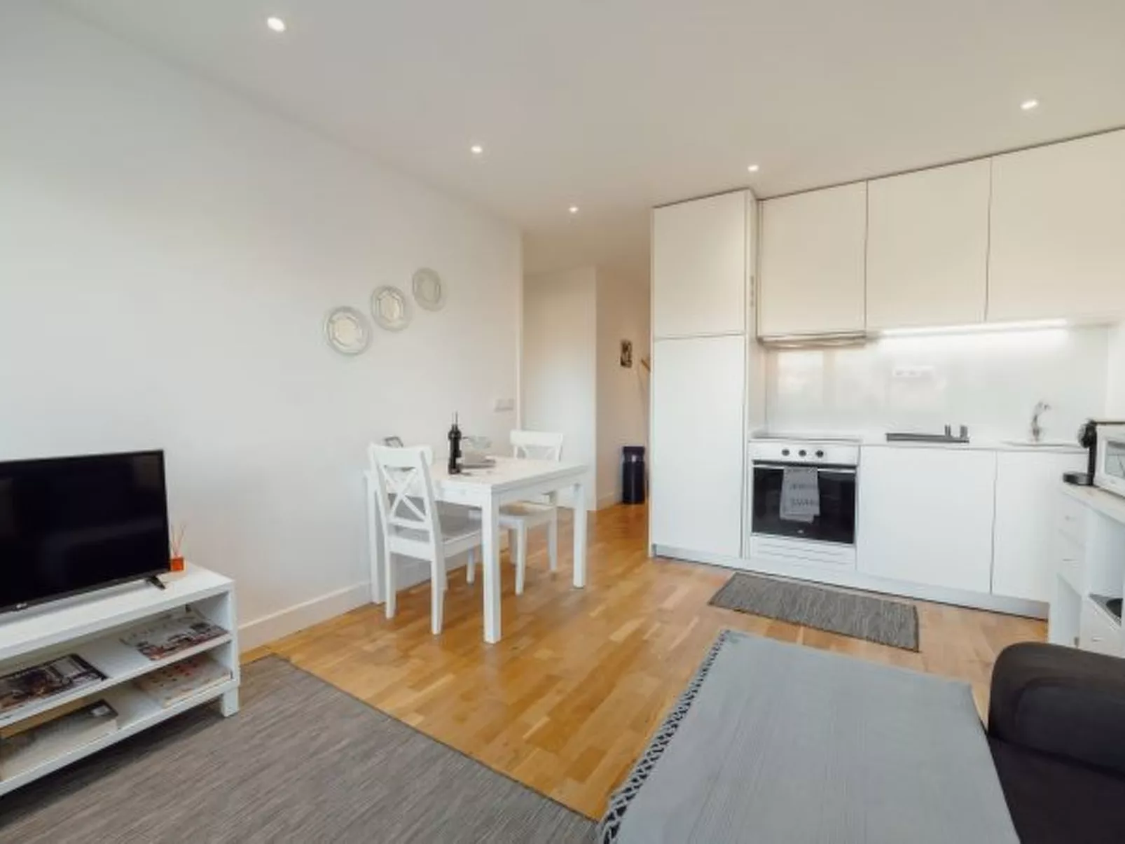 DOWNTOWN STYLISH APARTMENT & GARAGE by VACATIONY - Dedans