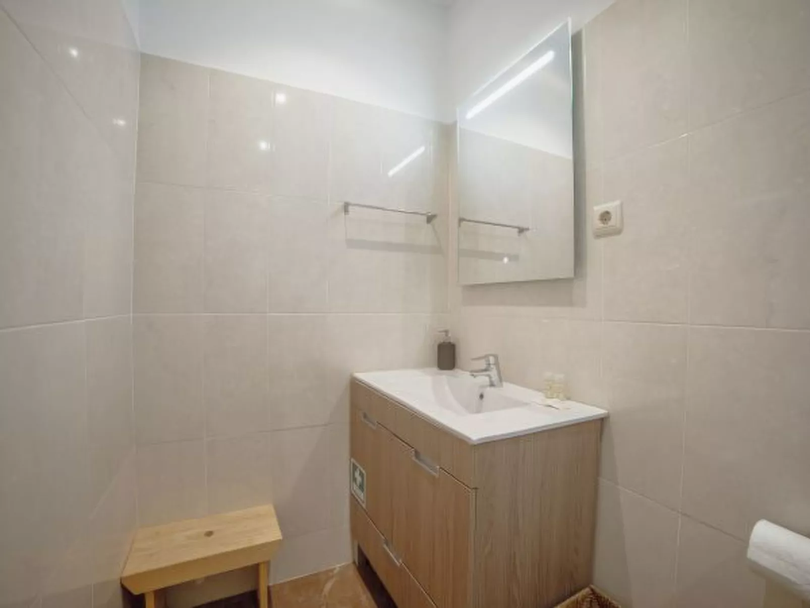 ALEGRIA CITY CENTER with ELEVATOR by VACATIONY - Inside