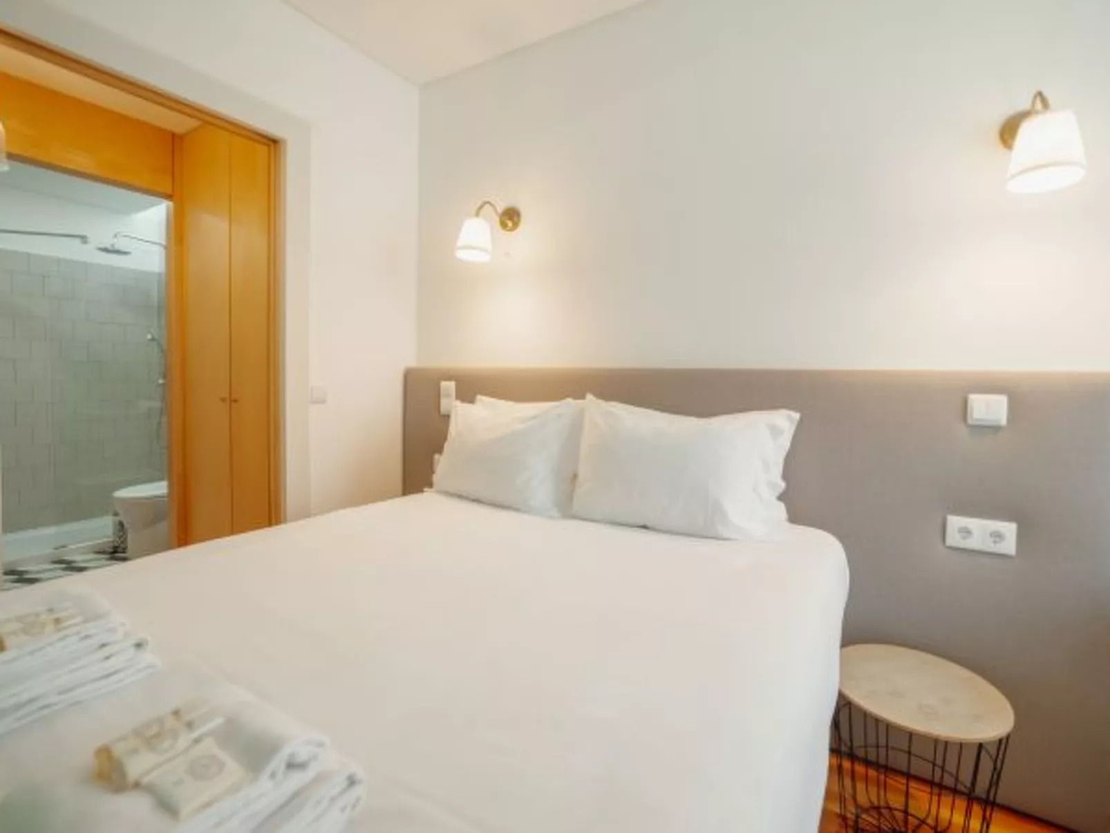 DOWNTOWN CHARMING by VACATIONY - Inside