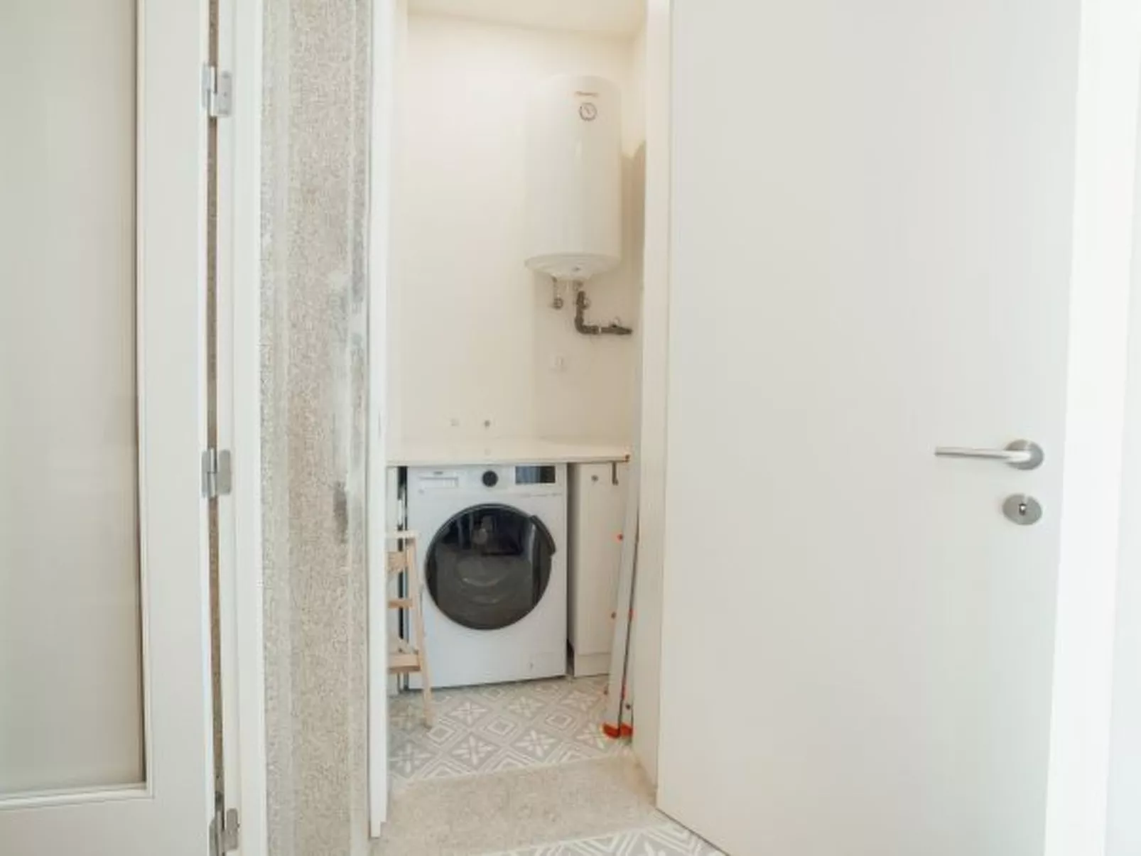 HOME WITH A POOL by VACATIONY - Drinnen