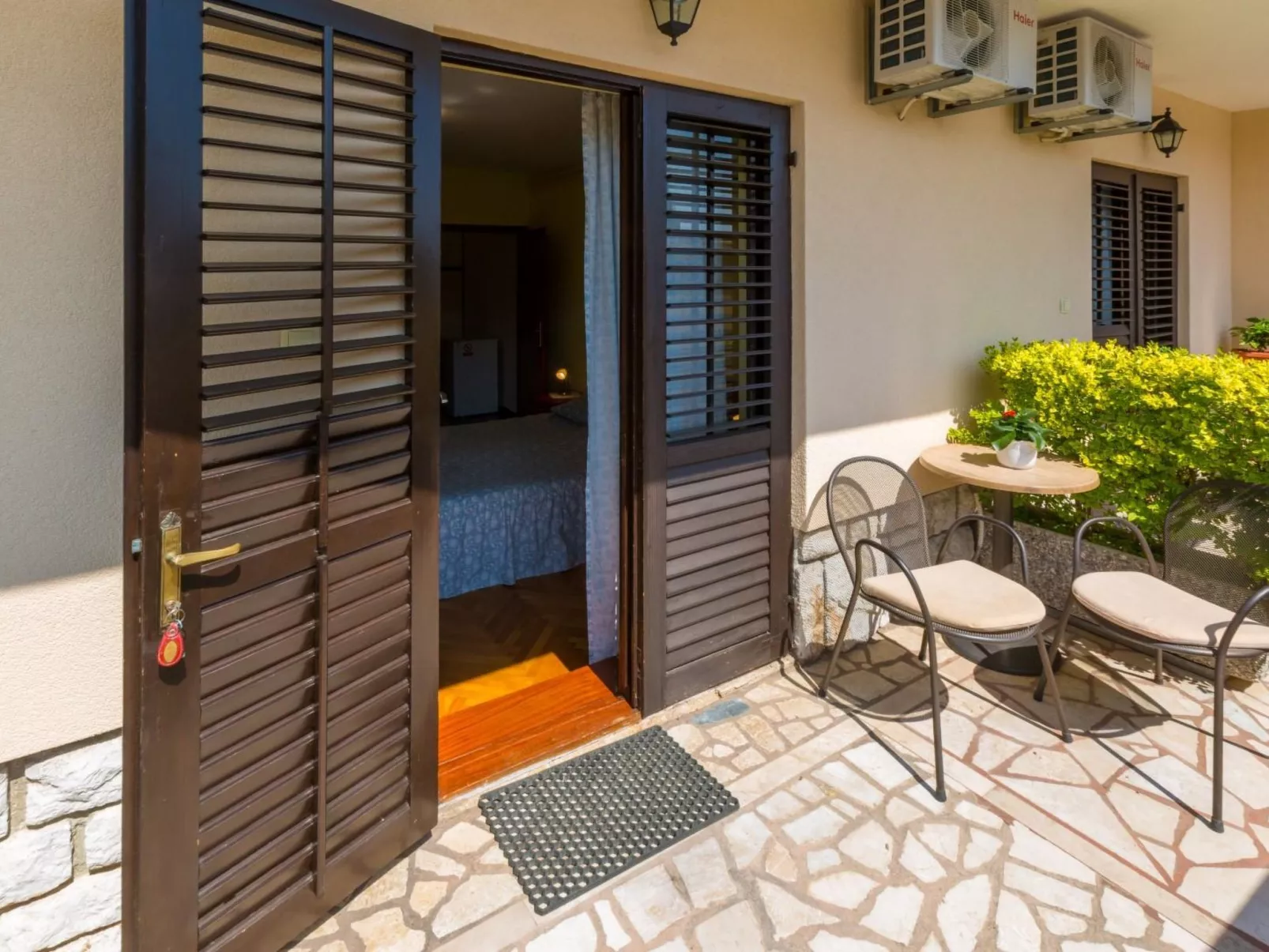 IVANKA 2 / HR-02419-02 - Draußen