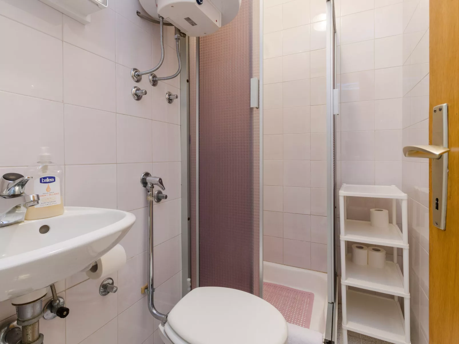 BRUKETA 3 / HR-08079-03 - Drinnen