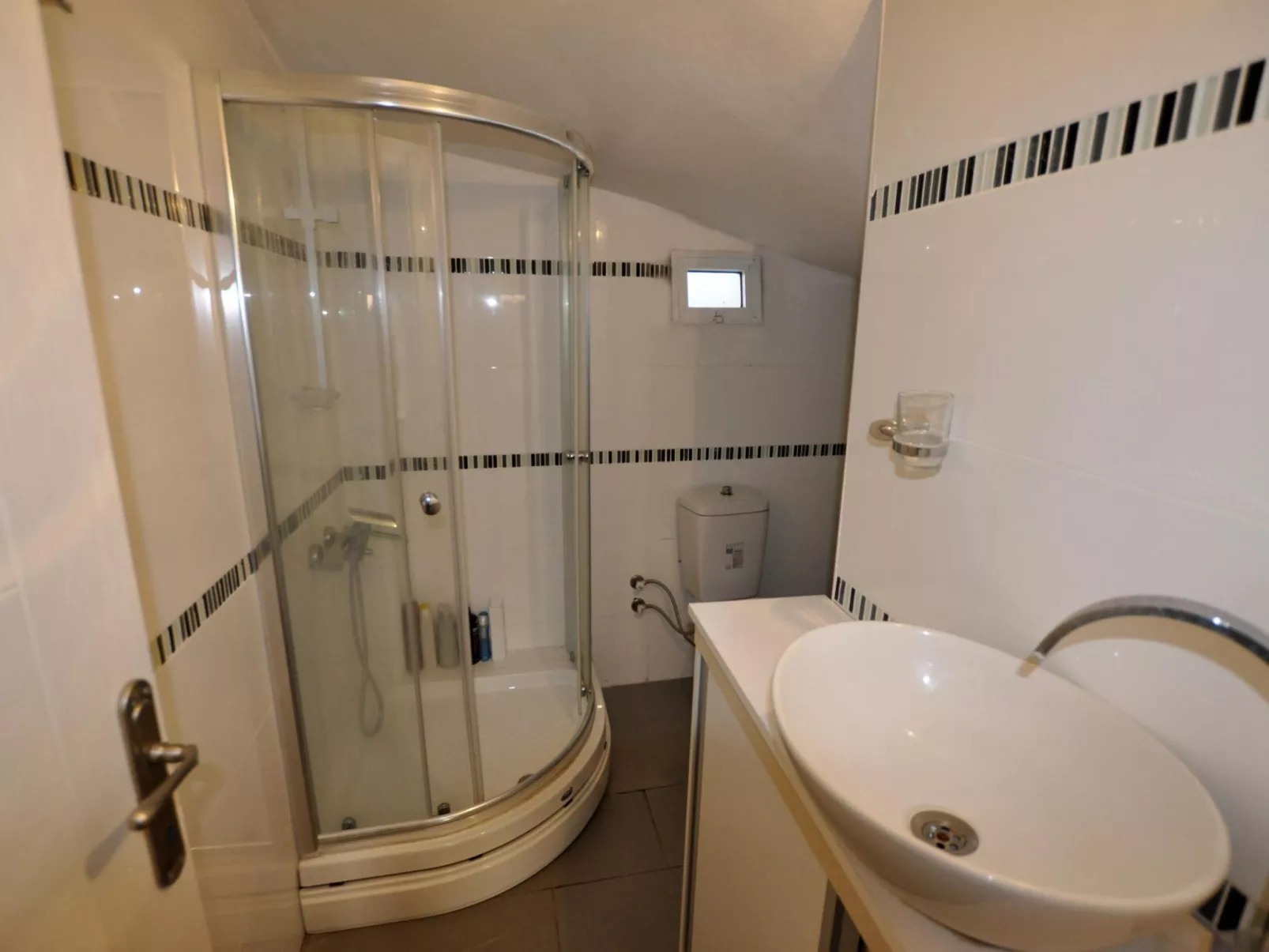 Ferienvilla mit Blick auf das Wasser - Drinnen