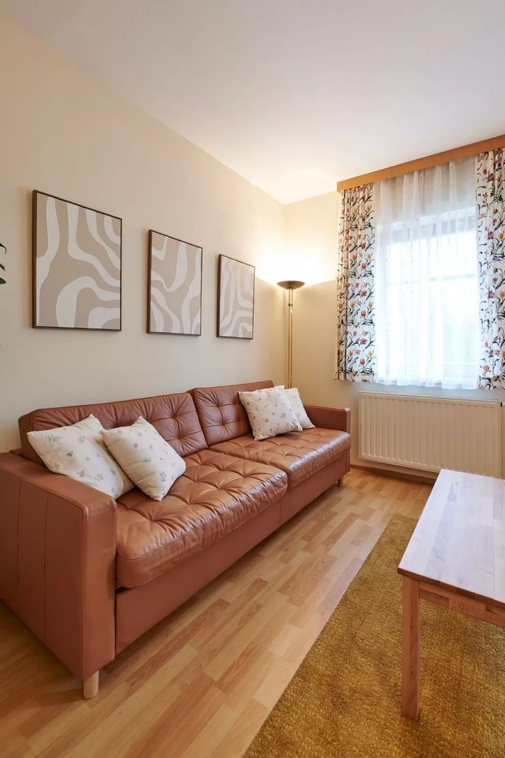 DAS BURGENNEST - Drinnen