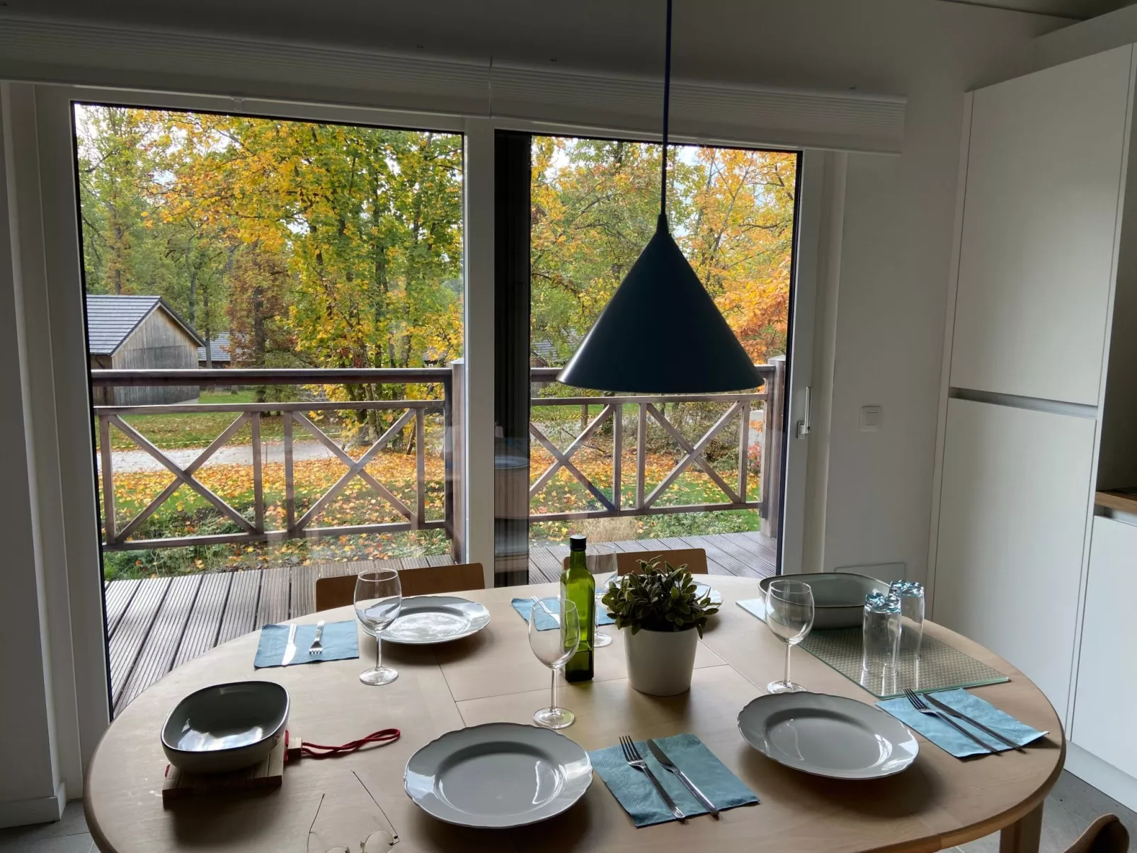 Modernes Chalet für 4 Personen in einem Waldpark - Drinnen