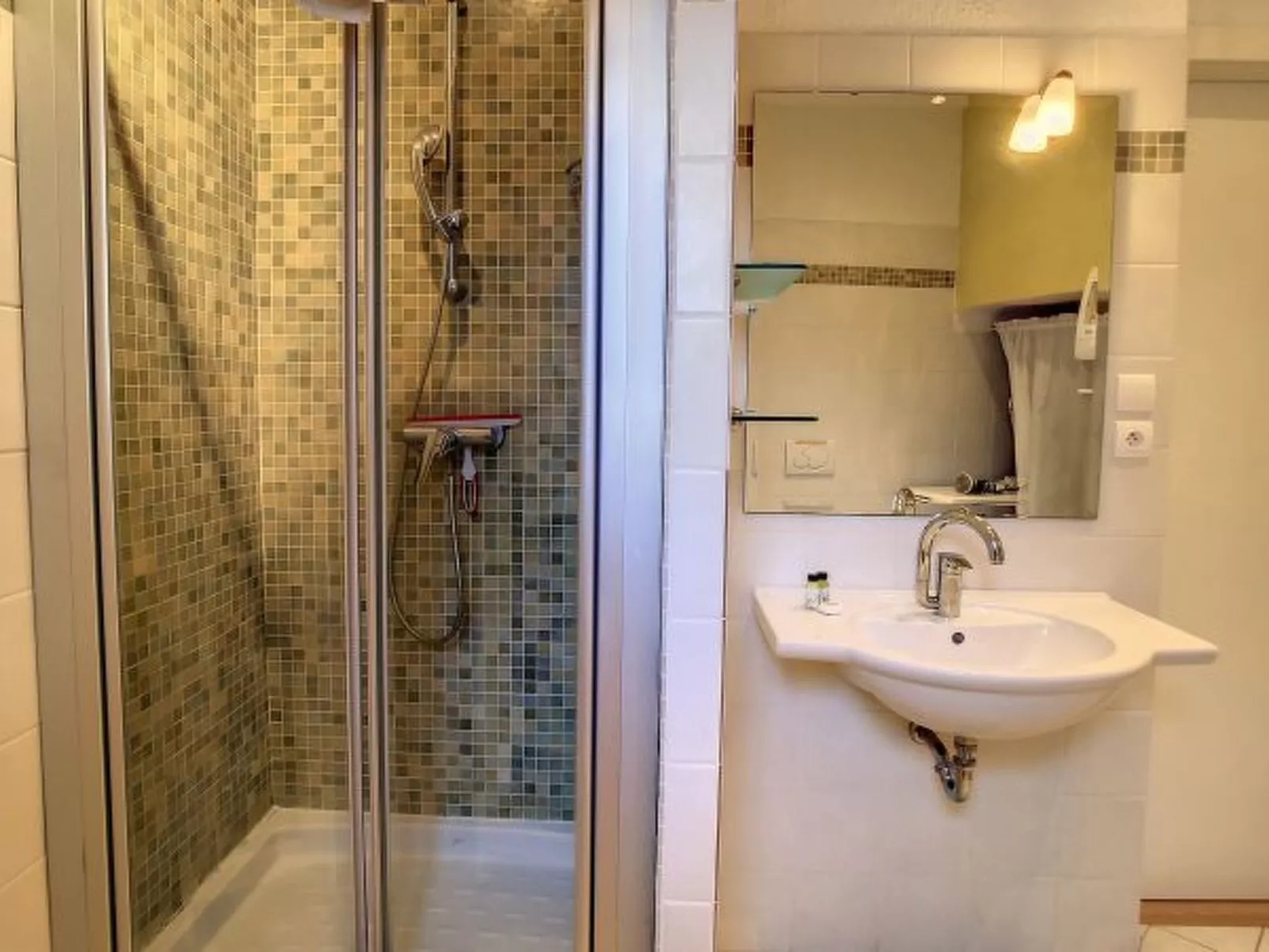 1 bedroom, 6 min from the Palais, great view. 220 - Image-tags.info