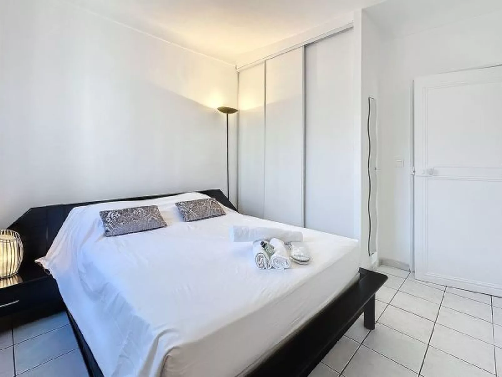 Central 1 bedroom Riouffe 206 2 mins from Palais - Image-tags.info