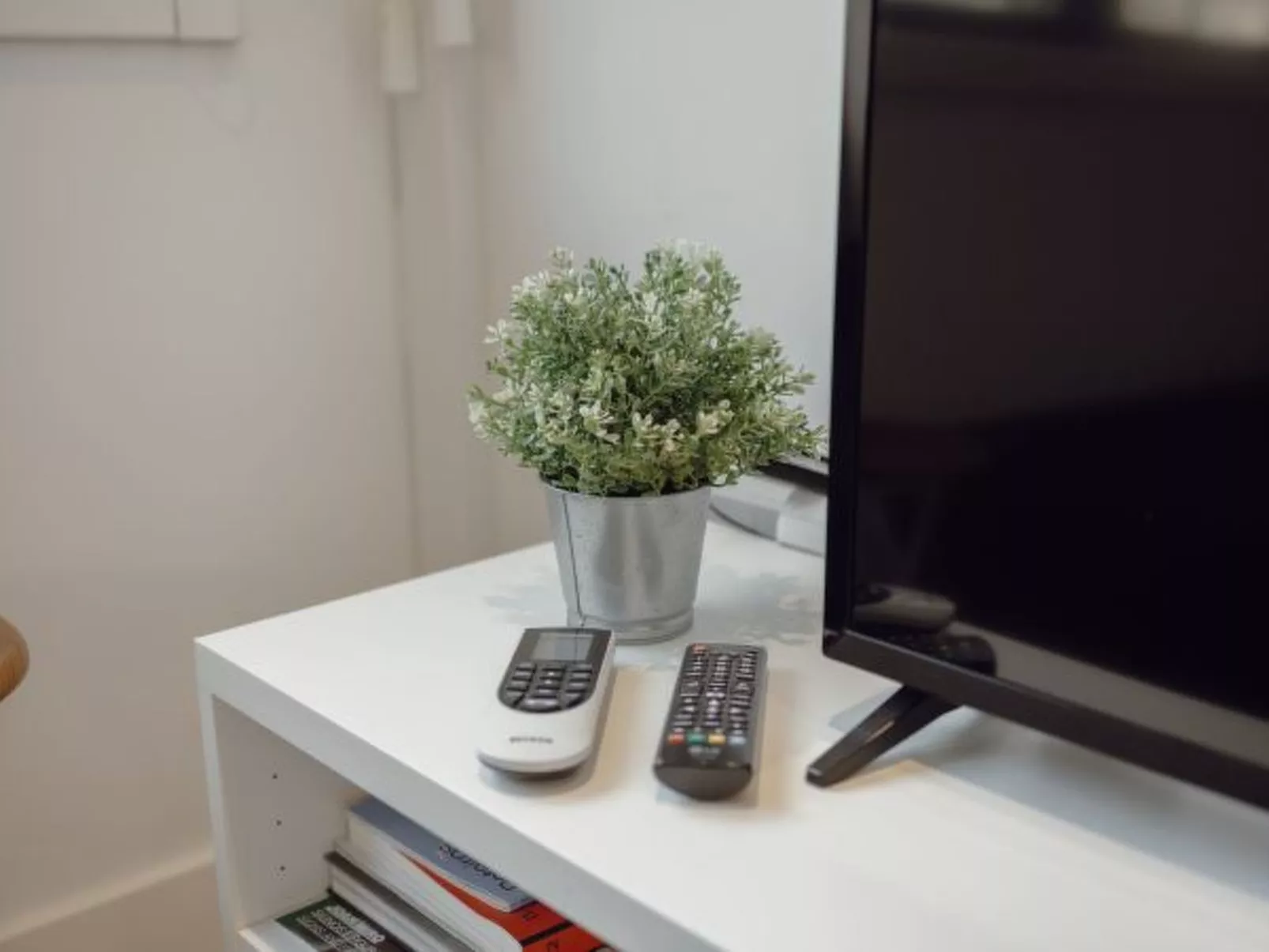 DOWNTOWN STYLISH APARTMENT & GARAGE by VACATIONY - Dedans