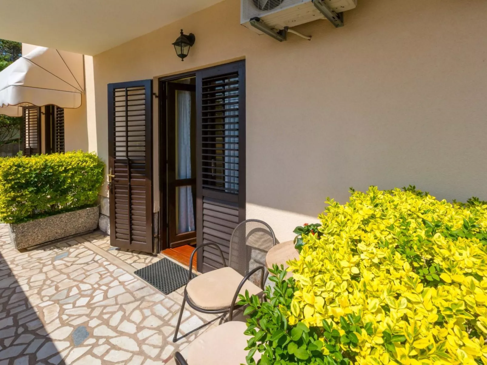 IVANKA 2 / HR-02419-02 - Draußen