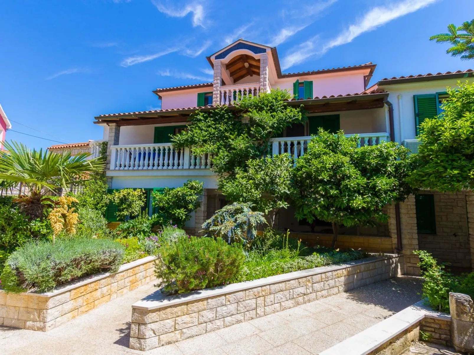 House Vjera - Draußen